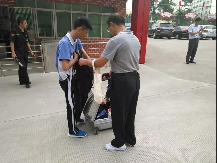 深圳市格睿特高级中学之手机管理篇——玩手机是毁掉成绩最快的方式
