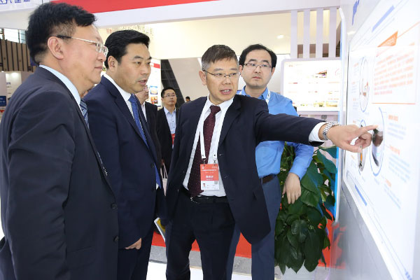 悦达集团董事局主席王连春出席2018世界智能制造大会