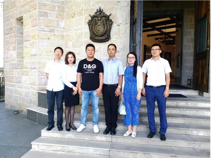  葆蒂兰国际集团董事长陈秉华先生与湖州旅游局领导共同参观访问莫干山知名度假酒店“裸心堡”