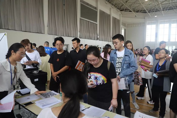 艺术学院开学迎萌新