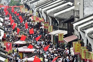 國慶長假接待國內(nèi)游客超7億人次，實現(xiàn)國內(nèi)旅游收入近6千億