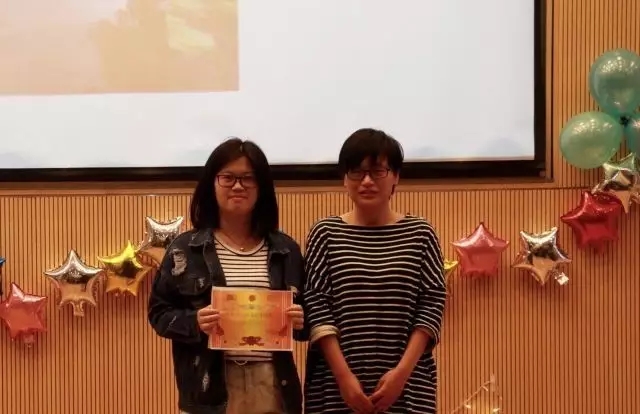 照相机镜头捕捉学生心中的故乡与远方，框住美丽瞬间