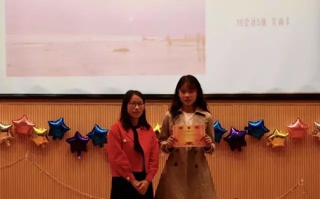 照相机镜头捕捉学生心中的故乡与远方，框住美丽瞬间