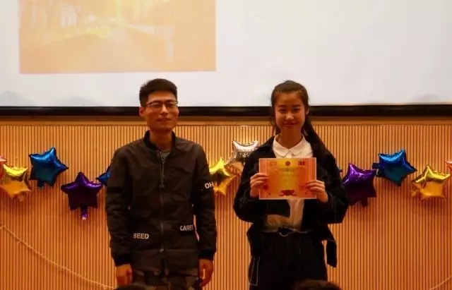 照相机镜头捕捉学生心中的故乡与远方，框住美丽瞬间