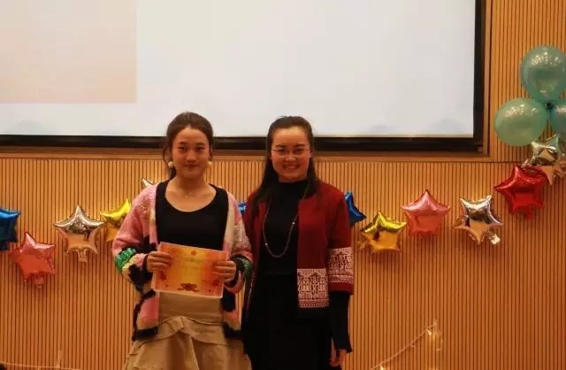 照相机镜头捕捉学生心中的故乡与远方，框住美丽瞬间
