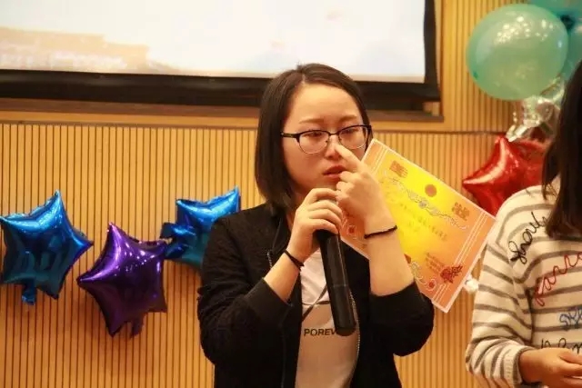 照相机镜头捕捉学生心中的故乡与远方，框住美丽瞬间
