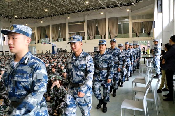 我校2017级新生军训开营 我校2017级新生军训开营