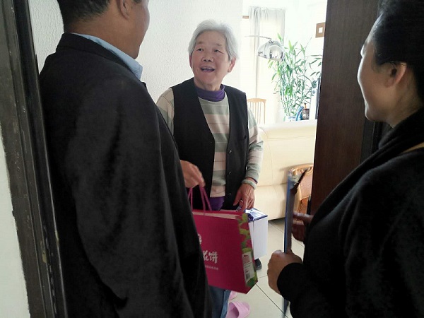 九月初九,昆明雷电竞靠谱吗滇池康城管理处开展重阳节敬老活动 九月初九,昆明雷电竞靠谱吗滇池康城管理处开展重阳节敬老活动
