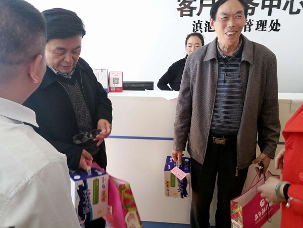 九月初九,昆明雷电竞靠谱吗滇池康城管理处开展重阳节敬老活动 九月初九,昆明雷电竞靠谱吗滇池康城管理处开展重阳节敬老活动
