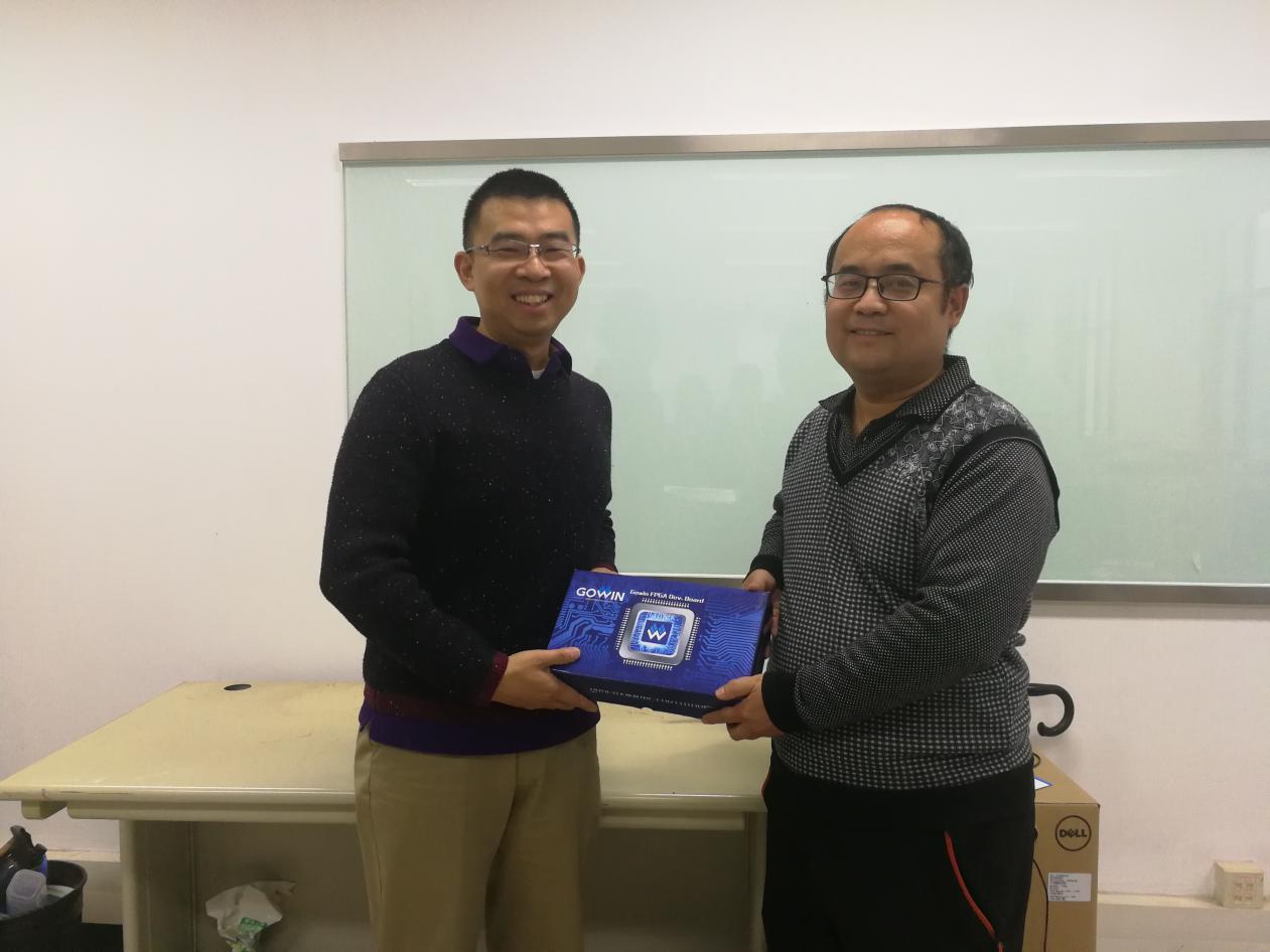 2138cn太阳集团半导体与清华大学计算机系开展国产FPGA交流研讨并捐赠开发板 