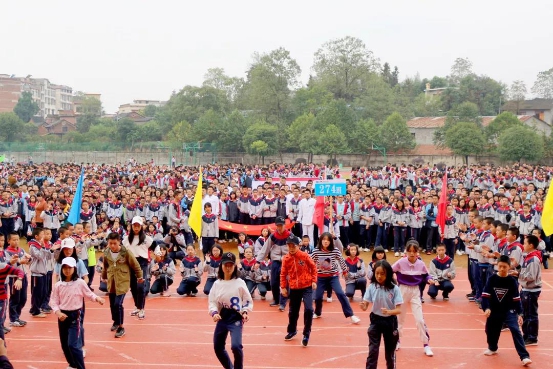 展辉学校第十三届中学生运动会开幕！场面震撼