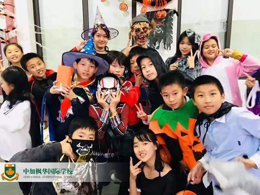 中加枫华小学部万圣游行：放飞的节日，也是文化交融的打开方式