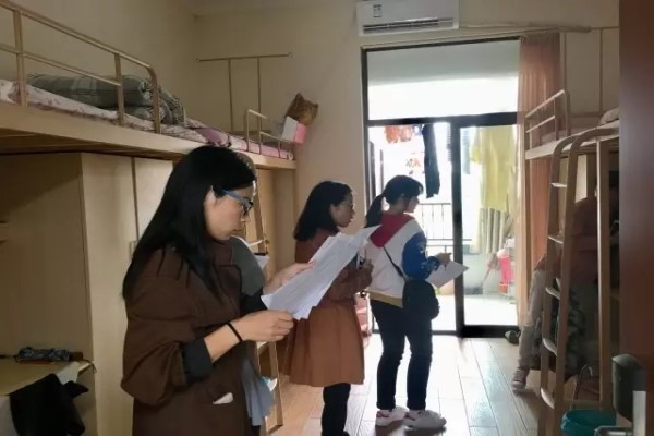 我院进行17级新生军训内务检查