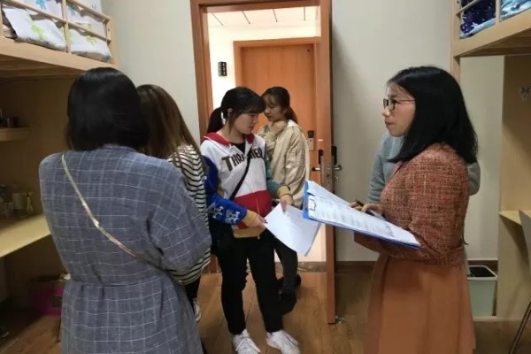 我院进行17级新生军训内务检查