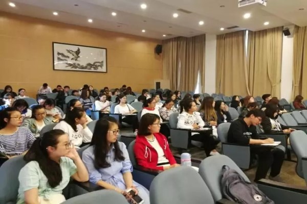 商学院举行初级党课开班暨党章学习小组成立仪式