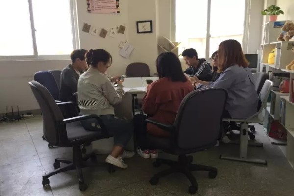 商学院举行初级党课开班暨党章学习小组成立仪式