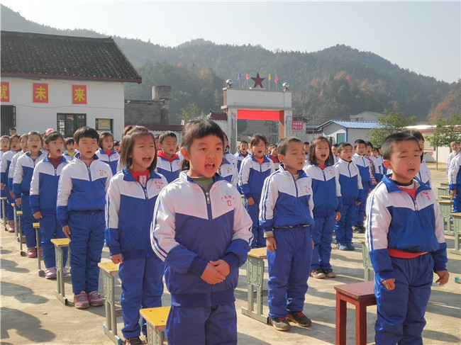 广聚湖南公益行 | 爱心善举暖真情，捐赠校服暖人心！