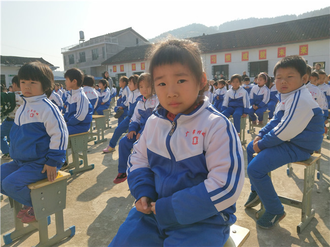 广聚湖南公益行 | 爱心善举暖真情，捐赠校服暖人心！