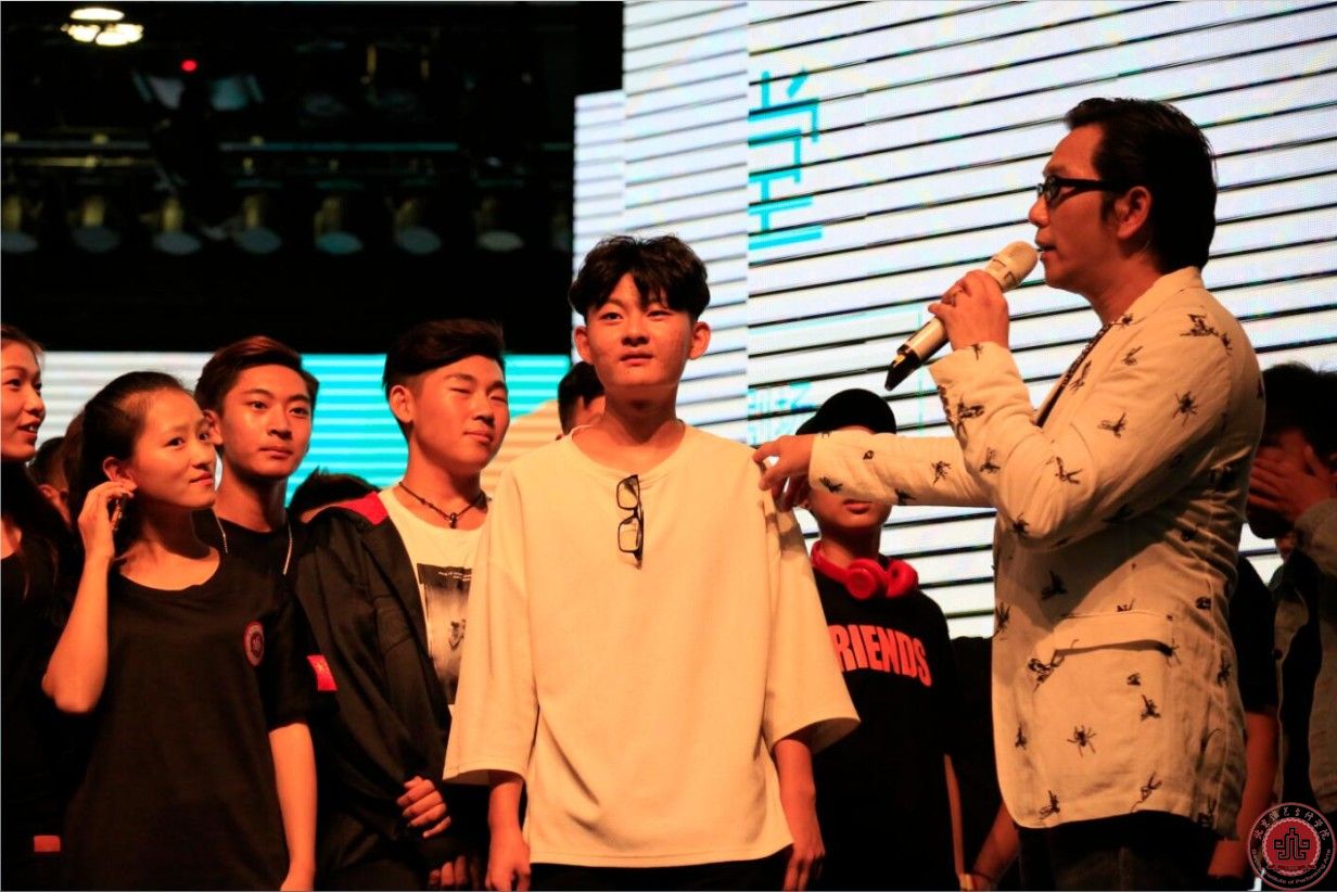 香港著名演员、歌手溫兆倫被聘为我院客座教授 香港著名演员、歌手溫兆倫被聘为我院客座教授
