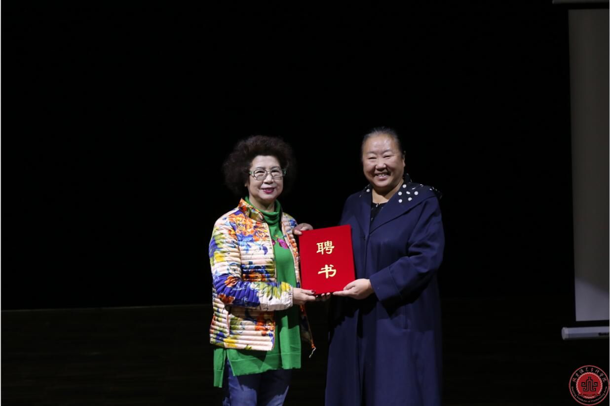中國著名影視造型藝術家、高級化妝師白麗君來我院講座 中國著名影視造型藝術家、高級化妝師白麗君來我院講座