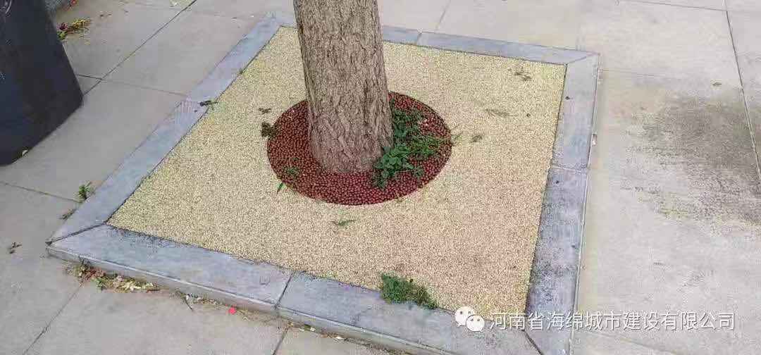 人行道树穴“红石子”纷纷炸裂?揭秘背后真相 人行道树穴“红石子”纷纷炸裂?揭秘背后真相