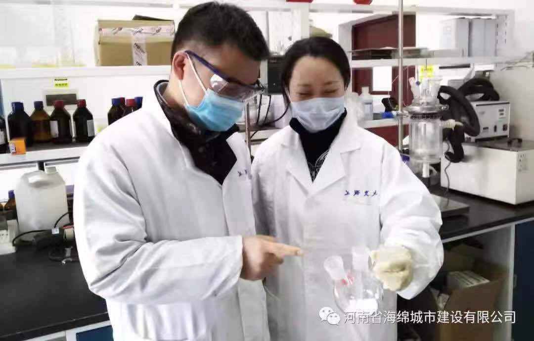 人行道树穴“红石子”纷纷炸裂?揭秘背后真相 人行道树穴“红石子”纷纷炸裂?揭秘背后真相