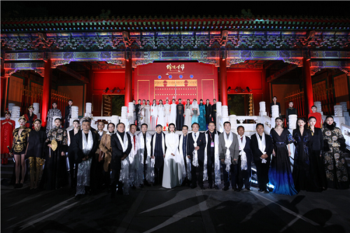 “新织楚裳”亮相锦绣中华—2019中国非物质文化遗产服饰秀 ------------百布堂枣阳粗布与武汉纺织大学校企合作结硕果