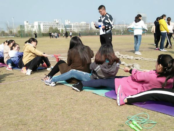 团队趣味竞争游戏“坐地拔河”游戏规则技巧介绍 团队趣味竞争游戏“坐地拔河”游戏规则技巧介绍