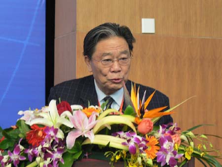 主持人:中国全国人大法律委员会副主任委员王茂林 主持人:中国全国人大法律委员会副主任委员王茂林