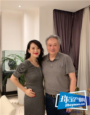 章子怡烈焰红唇秀孕肚,满身珠宝贵气十足,离办婚礼不远了 章子怡烈焰红唇秀孕肚,满身珠宝贵气十足,离办婚礼不远了