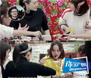 章子怡烈焰红唇秀孕肚,满身珠宝贵气十足,离办婚礼不远了 章子怡烈焰红唇秀孕肚,满身珠宝贵气十足,离办婚礼不远了