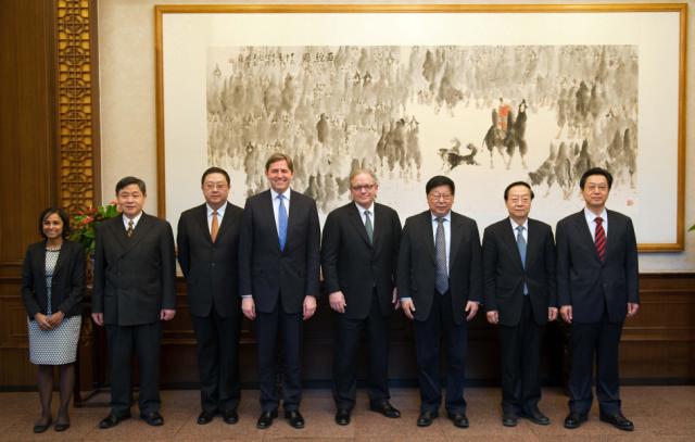 Zheng Wantong, Vice-Chairman of the 11th National Committee of CPPCC and President of CICPMC Meets with Chad Holiday, Chairman-elect of Royal Dutch Shell