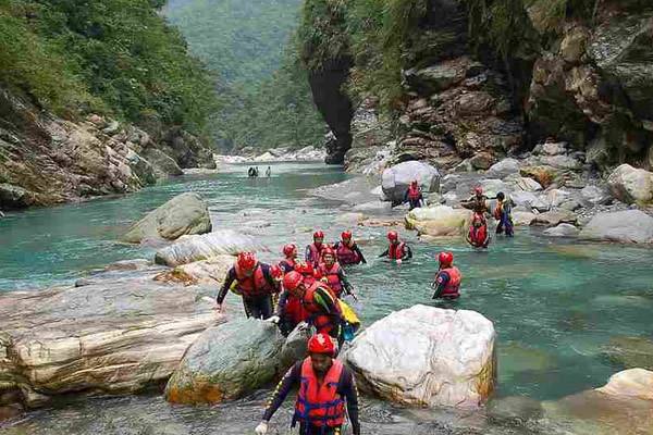 溯溪时遭遇山洪等灾难该采取什么应急措施 溯溪时遭遇山洪等灾难该采取什么应急措施