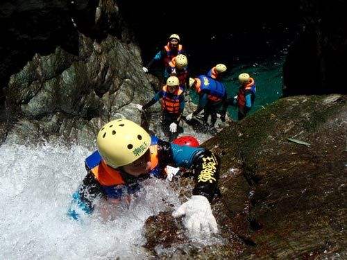 溯溪时遭遇山洪等灾难该采取什么应急措施 溯溪时遭遇山洪等灾难该采取什么应急措施
