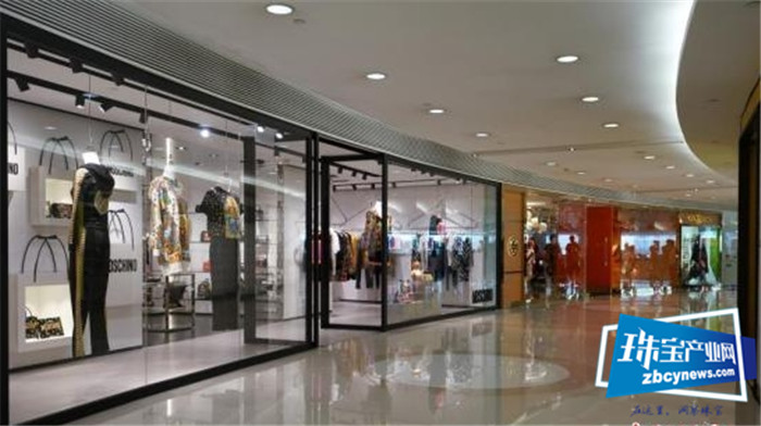 香港零售业总销货价值连跌8个月 珠宝首饰跌40.8%