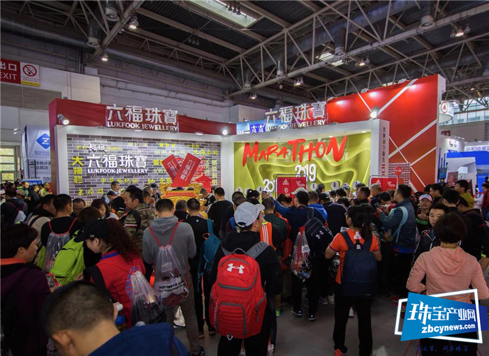 见证感动瞬间 诠释跑步精神 六福珠宝镶足金金章完赛奖牌铭记北马选手辉煌时刻