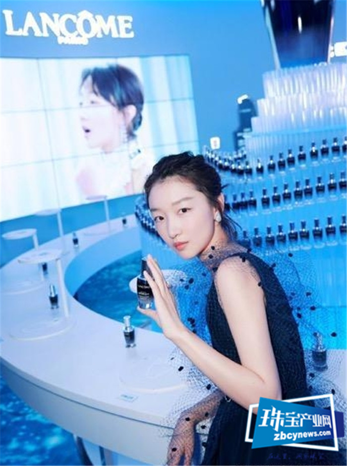 周冬雨少女感与女人味并存,珠宝饰品作用强大,百变而有魅力 周冬雨少女感与女人味并存,珠宝饰品作用强大,百变而有魅力
