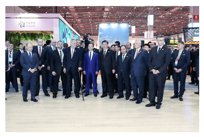 习近平同出席第二届中国国际进口博览会的外国领导人共同巡馆 习近平同出席第二届中国国际进口博览会的外国领导人共同巡馆