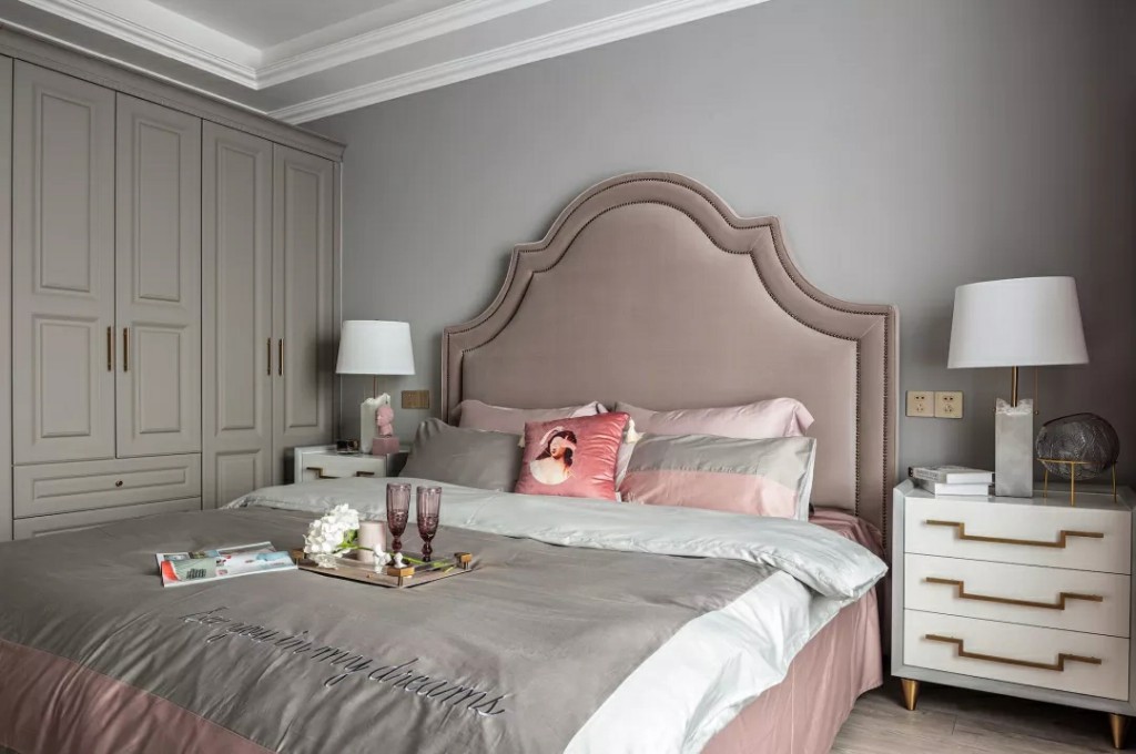 美式轻奢风三居室，灰色和粉色结合太美了