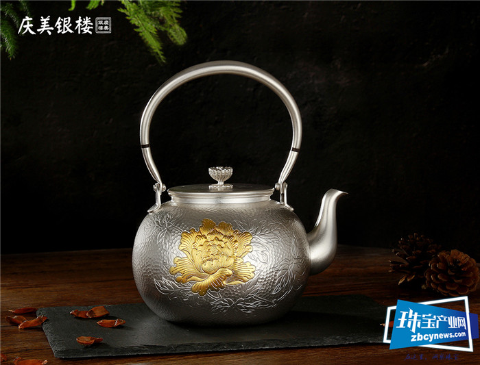 让中国文化走向世界,让世界看到中国美, 庆美银楼“富贵牡丹”银壶赢得泰国皇室成员御用定制茶具美誉 让中国文化走向世界,让世界看到中国美, 庆美银楼“富贵牡丹”银壶赢得泰国皇室成员御用定制茶具美誉