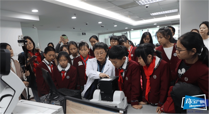 推动钻石知识科学普及 传播钻石文化情感价值 《珠宝玉石系列科普丛书·钻石》和《2019中国文化消费市场白皮书(珠宝类)》在京发布 推动钻石知识科学普及 传播钻石文化情感价值 《珠宝玉石系列科普丛书·钻石》和《2019中国文化消费市场白皮书(珠宝类)》在京发布