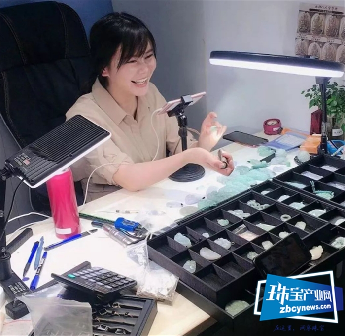 2.7亿,万兴隆直播基地“双十一”业绩再次震撼全国珠宝产业带 2.7亿,万兴隆直播基地“双十一”业绩再次震撼全国珠宝产业带