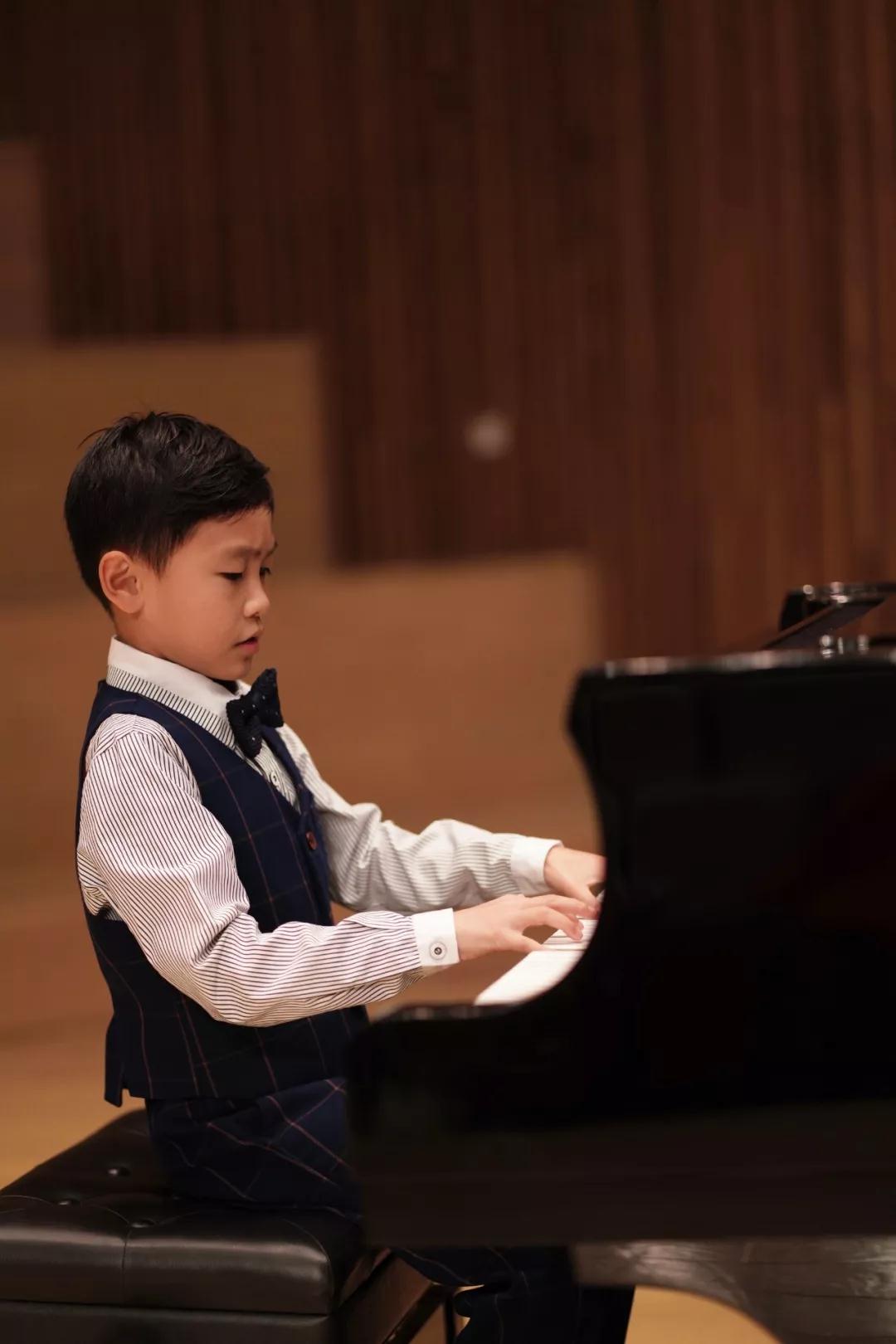 孩子们的剧院舞台丨光芒照亮前路,Solo Show站上梦想开始的舞台 孩子们的剧院舞台丨光芒照亮前路,Solo Show站上梦想开始的舞台
