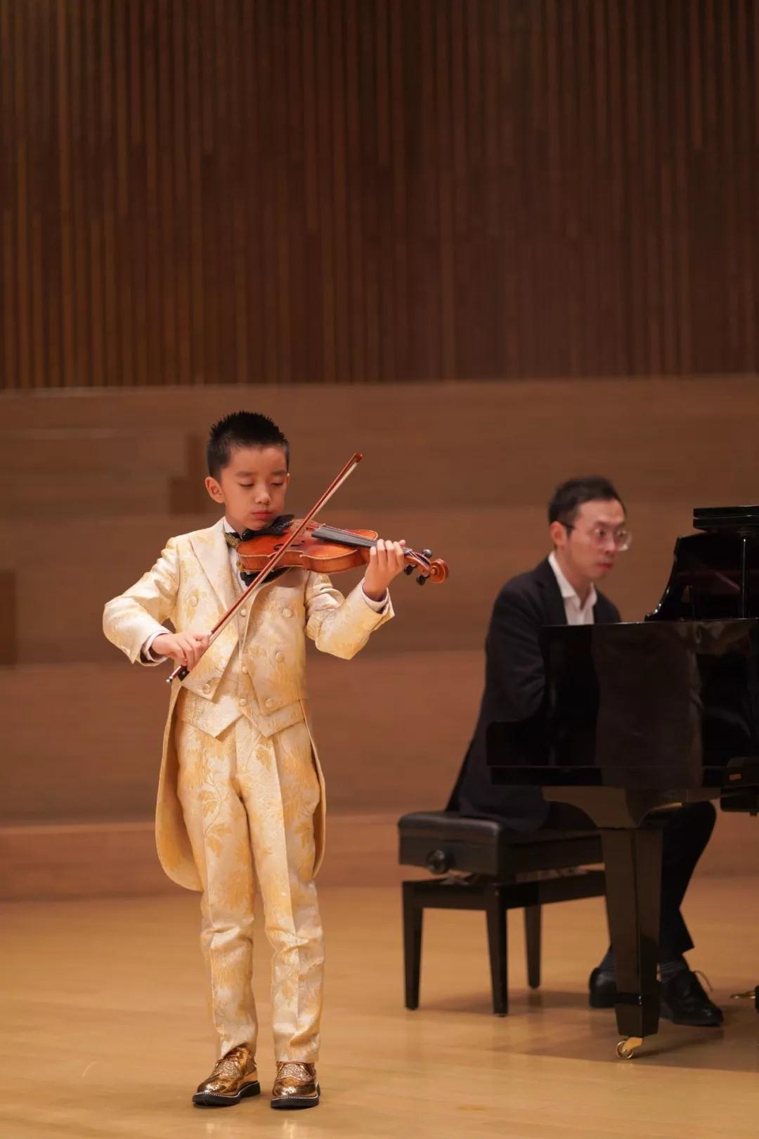孩子们的剧院舞台丨光芒照亮前路,Solo Show站上梦想开始的舞台 孩子们的剧院舞台丨光芒照亮前路,Solo Show站上梦想开始的舞台