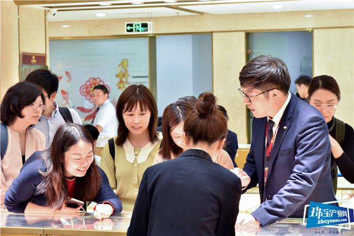 让中国黄金珠宝企业走向世界 世界黄金协会携十二家媒体团莅临德诚集团 让中国黄金珠宝企业走向世界 世界黄金协会携十二家媒体团莅临德诚集团