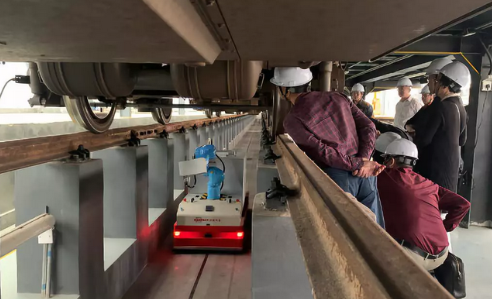 东莞诺丽科技公司牵头研发的“地铁车辆智能巡检机器人”成功通过专家评审