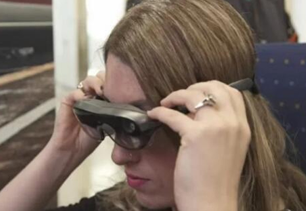 联想AR眼镜可让您一次在多个屏幕上工作 联想AR眼镜可让您一次在多个屏幕上工作
