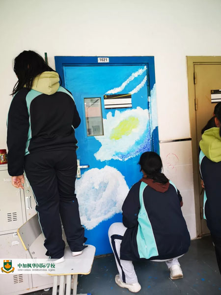 走进浓墨重彩的门画世界，看中加枫华国际学校初中部文艺范儿的一面！
