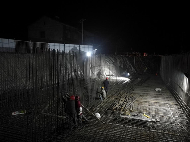 長夜寒風不覺難，通宵達旦保生產