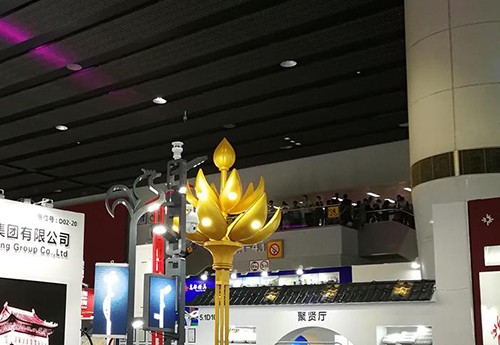 奥马哈P4灯杆显示屏点亮上海中兴科技园
